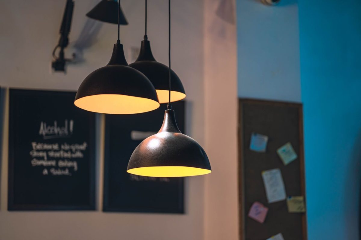 Lampy wiszące typu pająk – efektowny design do dużych przestrzeni