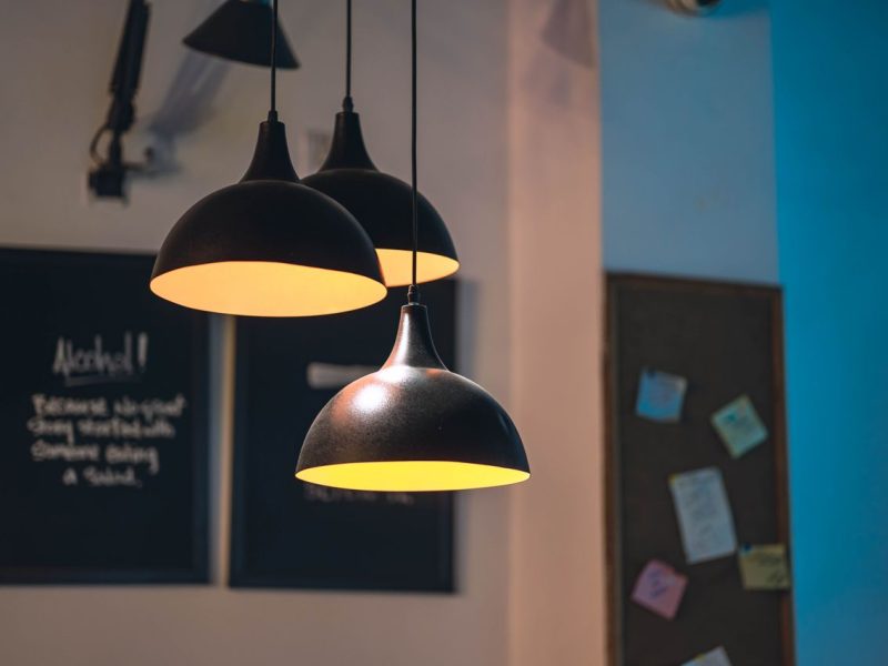 Lampy wiszące typu pająk – efektowny design do dużych przestrzeni